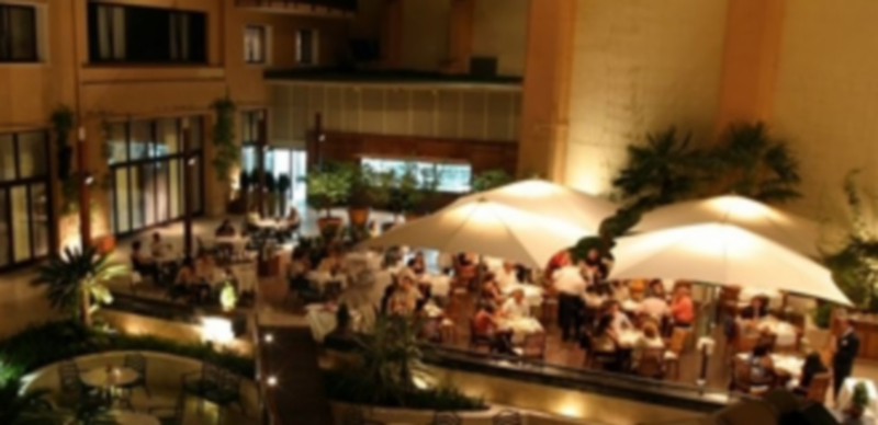 Los ciudadanos buscan espacios de ocio como esta terraza nocturna para disfrutar de temperaturas menos calurosas./ EP