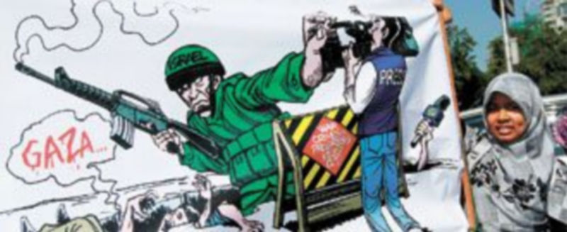 Una manifestante pro palestina sostiene una pancarta en una protesta organizada ayer en Kuala Lumpur (Malasia) contra el asalto a la Flotilla de la Libertad. / EFE