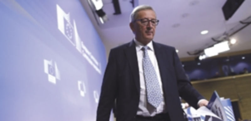 Juncker sale de la rueda de prensa tras la reunión del Colegio de Comisarios. / EFE