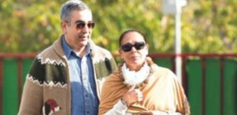 La tonadillera Isabel Pantoja a su salida de la prisión de Alcalá de Guadaíra acompañada por su hermano Agustín. / Efe