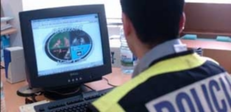 Detenido por enviar imágenes pornográficas por Whatsapp a menores 1 Un agente de la Policía Nacional en una operación contra la pornografía. / Efe