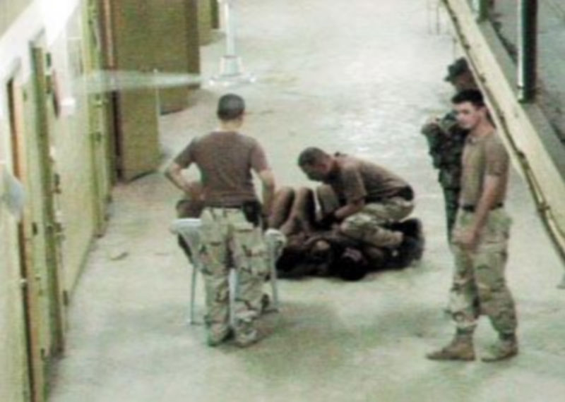 Las fotografías de las torturas de soldados de EEUU a presos iraquíes en la cárcel de Abu Ghraib dieron la vuelta al mundo. / EFE