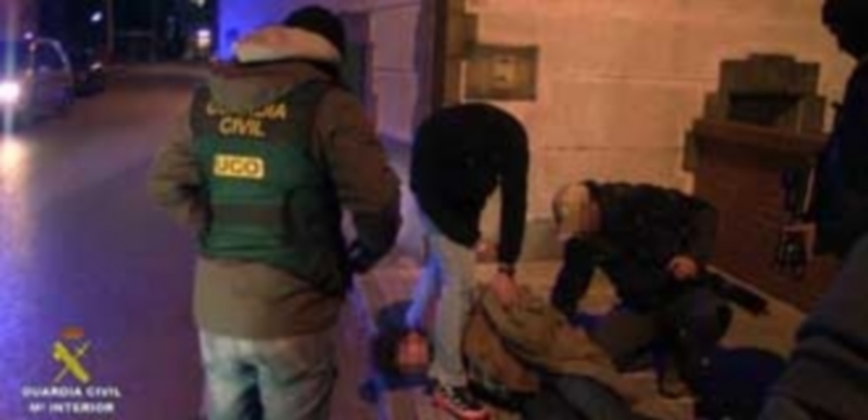 Agentes de la Guardia Civil durante la detención del presunto autor de los robos en entidades bancarias del norte de España. / E.P.