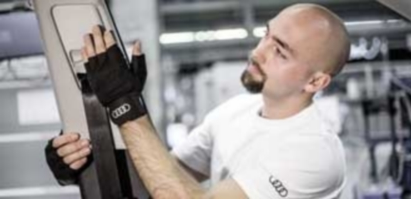 Un trabajador de la empresa Audi trabaja en los dispositivos de un automóvil en una de las factorías. / Europa Press