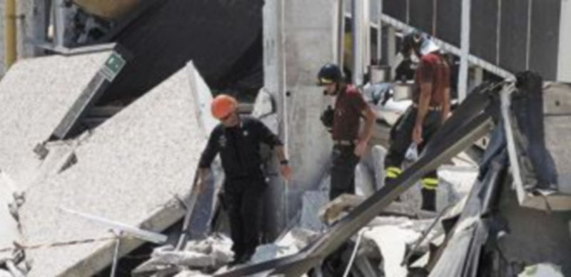 Los equipos de rescate buscan entre los escombros a las 10 personas desaparecidas tras los temblores. / Reuters