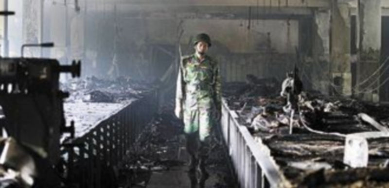 Las Fuerzas de Seguridad fueron las encargadas de sacar los cadáveres. / Reuters