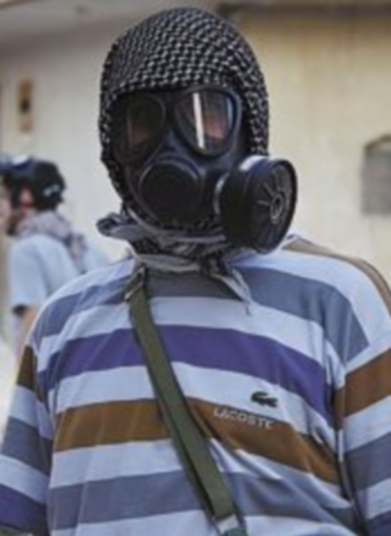 Un rebelde con una máscara antigás.