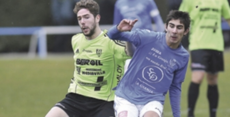 Javi Marcos lucha con un contrario por la pelota. / Kamarero