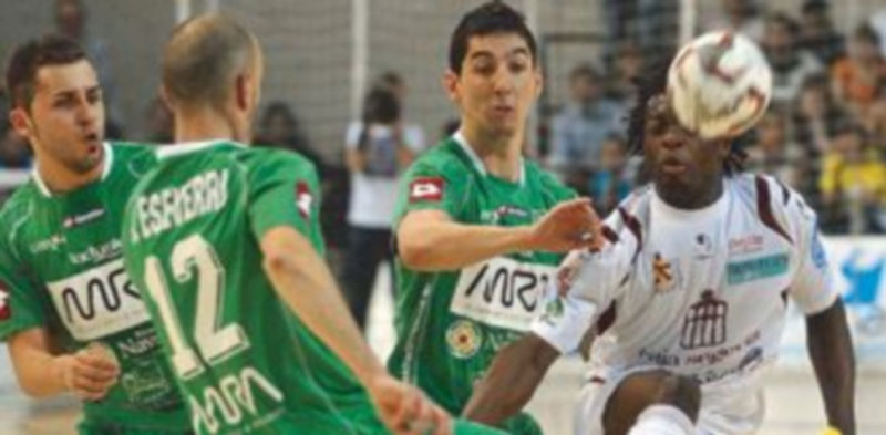 Keny trata de superar a tres jugadores del MRA Navarra durante el encuentro disputado el pasado martes en Pamplona. / Enrique Serrano