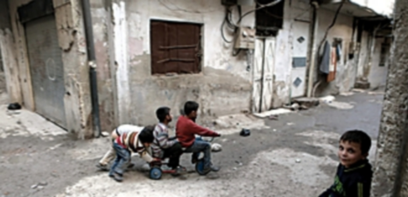 Un grupo de niños juegan en las calles de una ciudad rebelde