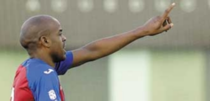 Ayrton dedica uno de los goles marcados por la Segoviana. / JUAN MARTÍN