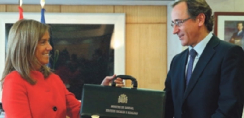 Ana Mato entrega la cartera ministerial a su sucesor