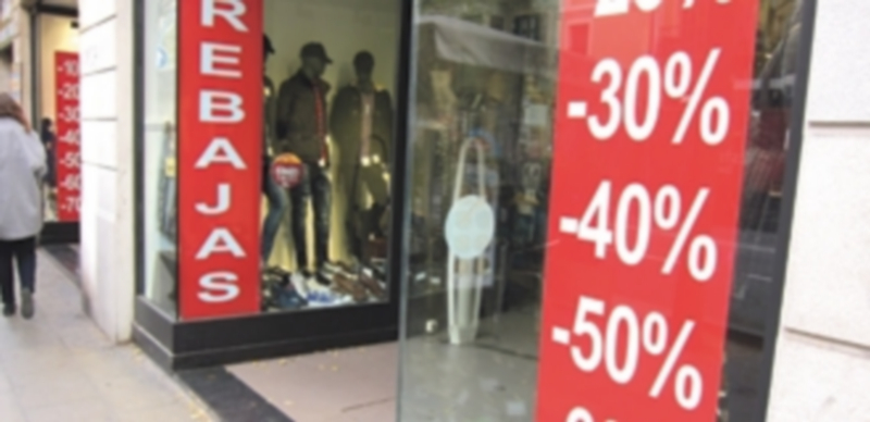 El abaratamiento de la electricidad devuelve a negativo el IPC en enero 1 Las rebajas de invierno conllevaron un descenso del precio de ropa y calzado del 15