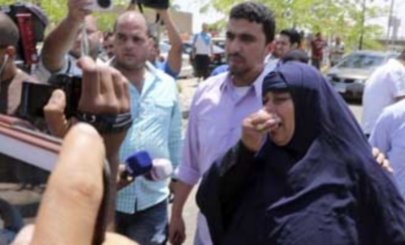 Familiares de los pasajeros del vuelo MS804 de EgyptAir siniestrado cuando realizaba el trayecto París-El Cairo llegan al aeropuerto de tras conocer la noticia. / EFE