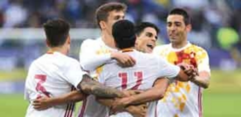 Nolito clama la titularidad 1 Los jugadores de la Selección Española felicitan a Pedro (11) después de anotar el tercer y definitivo tanto del primer partido de preparación para la Eurocopa. / EFE