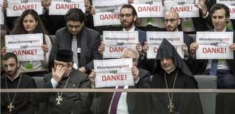 La iniciativa armenia ‘Reconocimiento ya’ muestras carteles en los que se lee ‘Gracias’ tras la votación del Bundestag. / EFE
