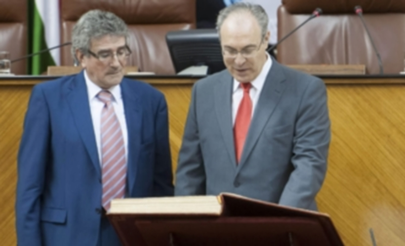 Juan Pablo Durán (d) jura su nuevo cargo ante la Cámara regional andaluza. / Efe