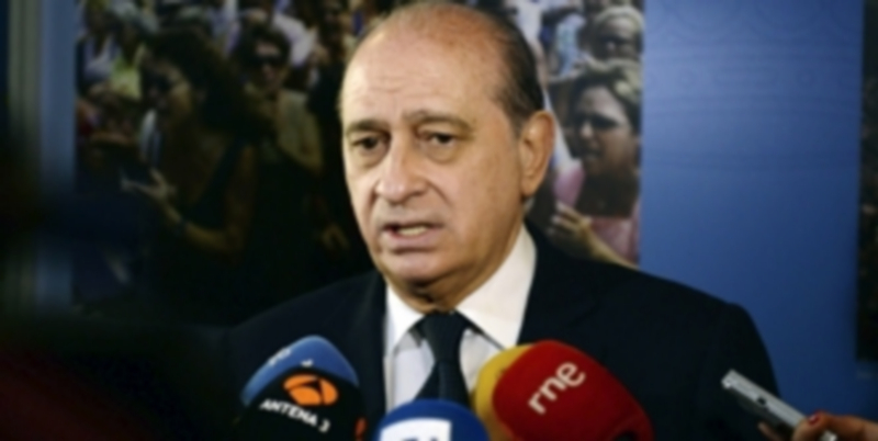 El ministro dice que tuvieron que esperar la autorización judicial diez horas. / Efe