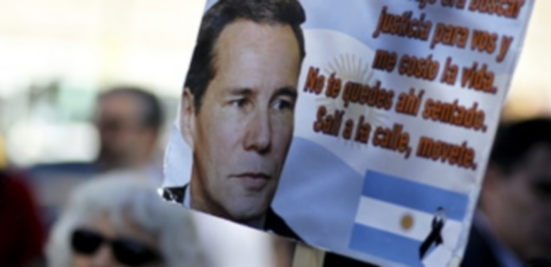 Fotografía de un cartel durante una concentración de personas para recordar al fallecido fiscal argentino Alberto Nisman. / Efe