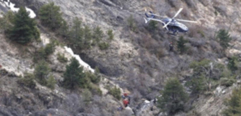 Miembros del equipo de rescate descendieron en helicóptero hasta el lugar del accidente en los alpes franceses . / Efe