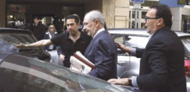 La entidad solicitará el embargo de los bienes de su expresidente Rodrigo Rato (c) para cubrir las responsabilidades. / Efe