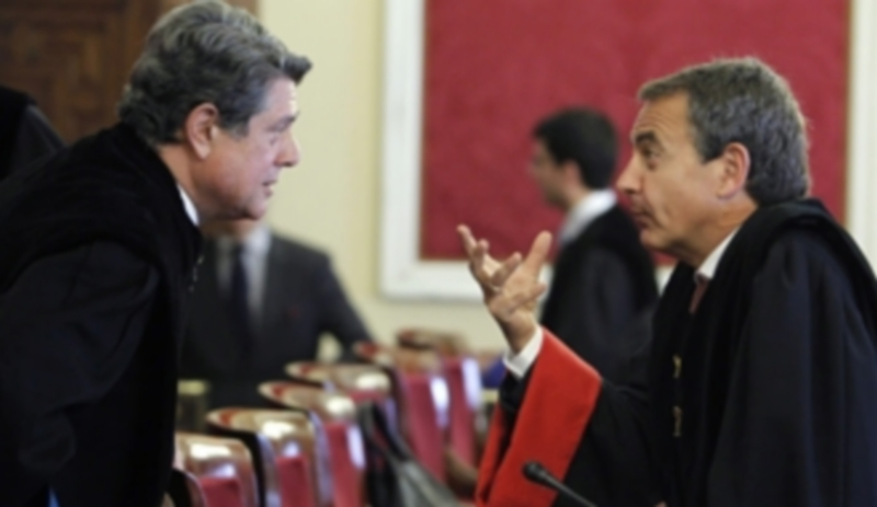 El expresidente del Gobierno José Luis Rodríguez Zapatero (der) conversa con Federico Trillo. / Europa Press