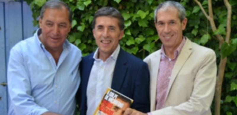 Pedro Delgado presentó su libro junto con José Miguel Ortega (izquierda) y Carlos de Andrés (derecha). / Borja Martín