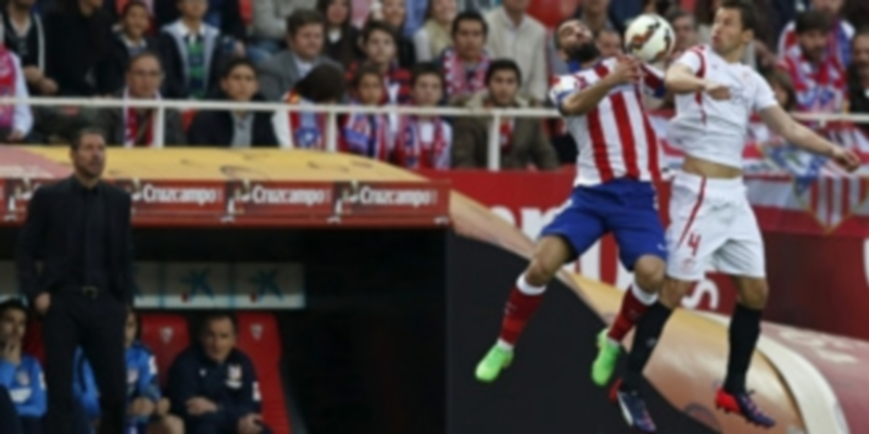 Arda Turan (i) lucha un balón con el centrocampista polaco Krychowiak. / EFE