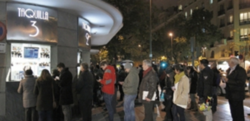 Gente a la entrada de un cine. / EFE