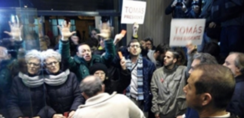 Un centenar de militantes protestaron por la decisión en la sede de Ferraz. / EP