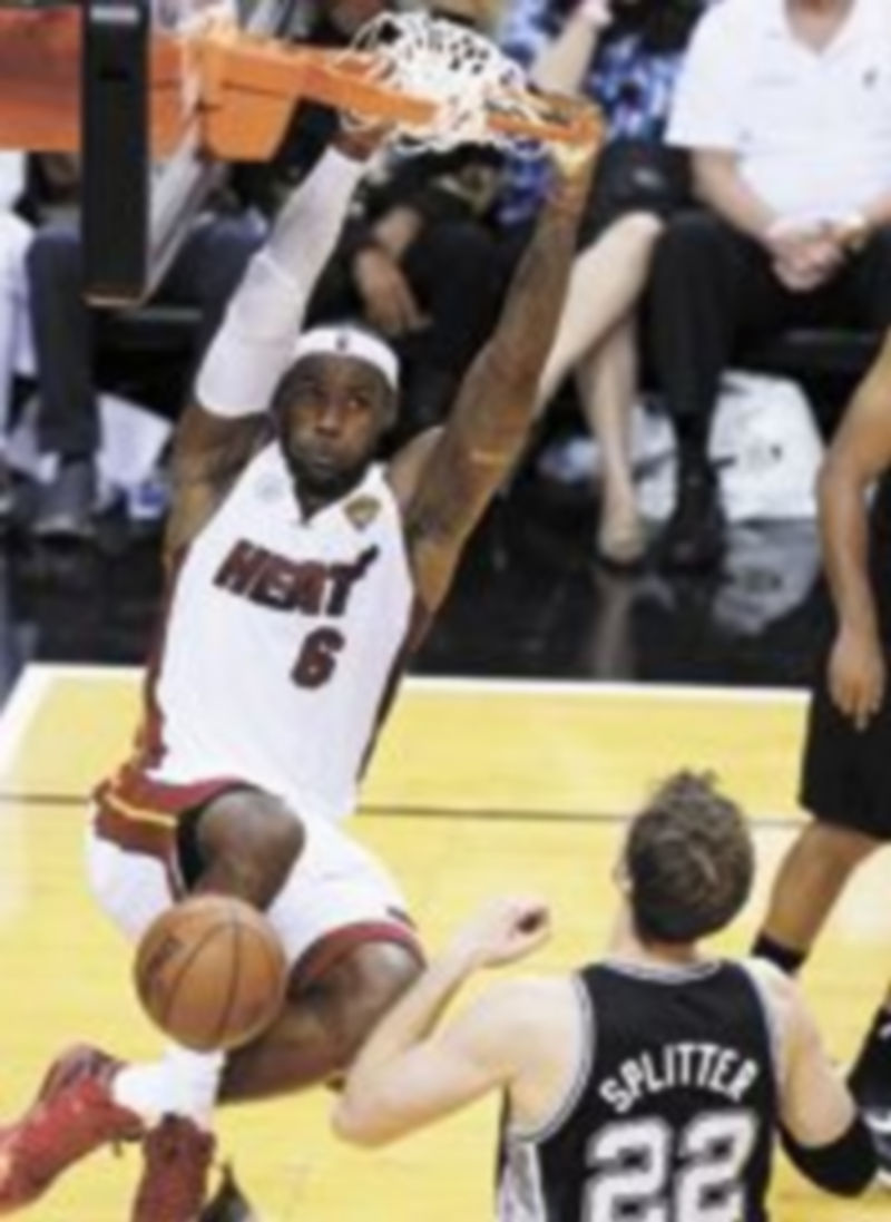 LeBron James fue el máximo anotador del encuentro con 32 puntos. / Efe