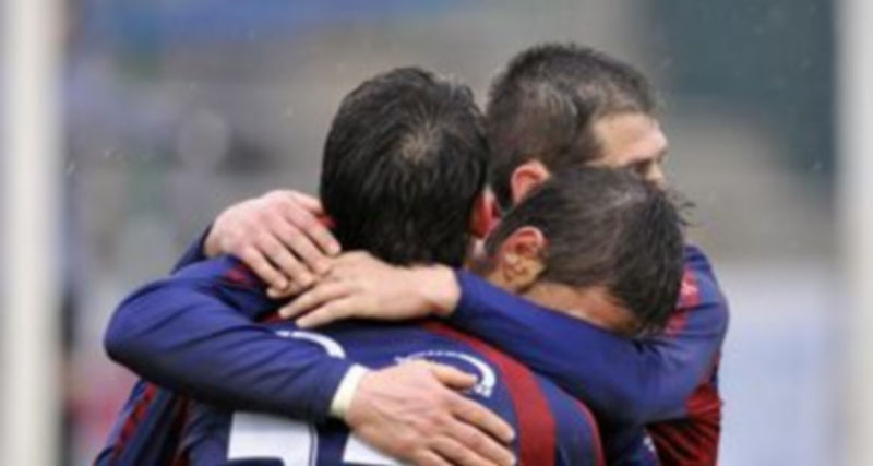 Los jugadores de la Gimnástica celebran el tercer gol frente al Tordesillas./ JUAN MARTÍN