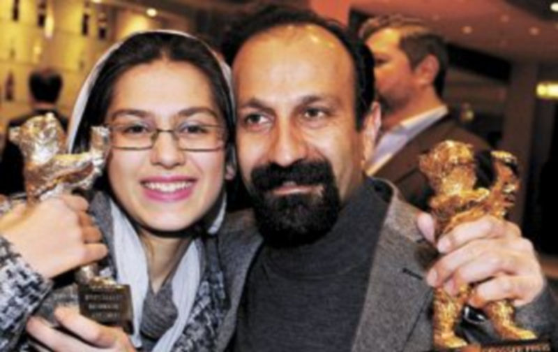 La actriz Sarina Farhadi y el director Asghar Farhadi posan con sus galardones en Berlín. / Efe.