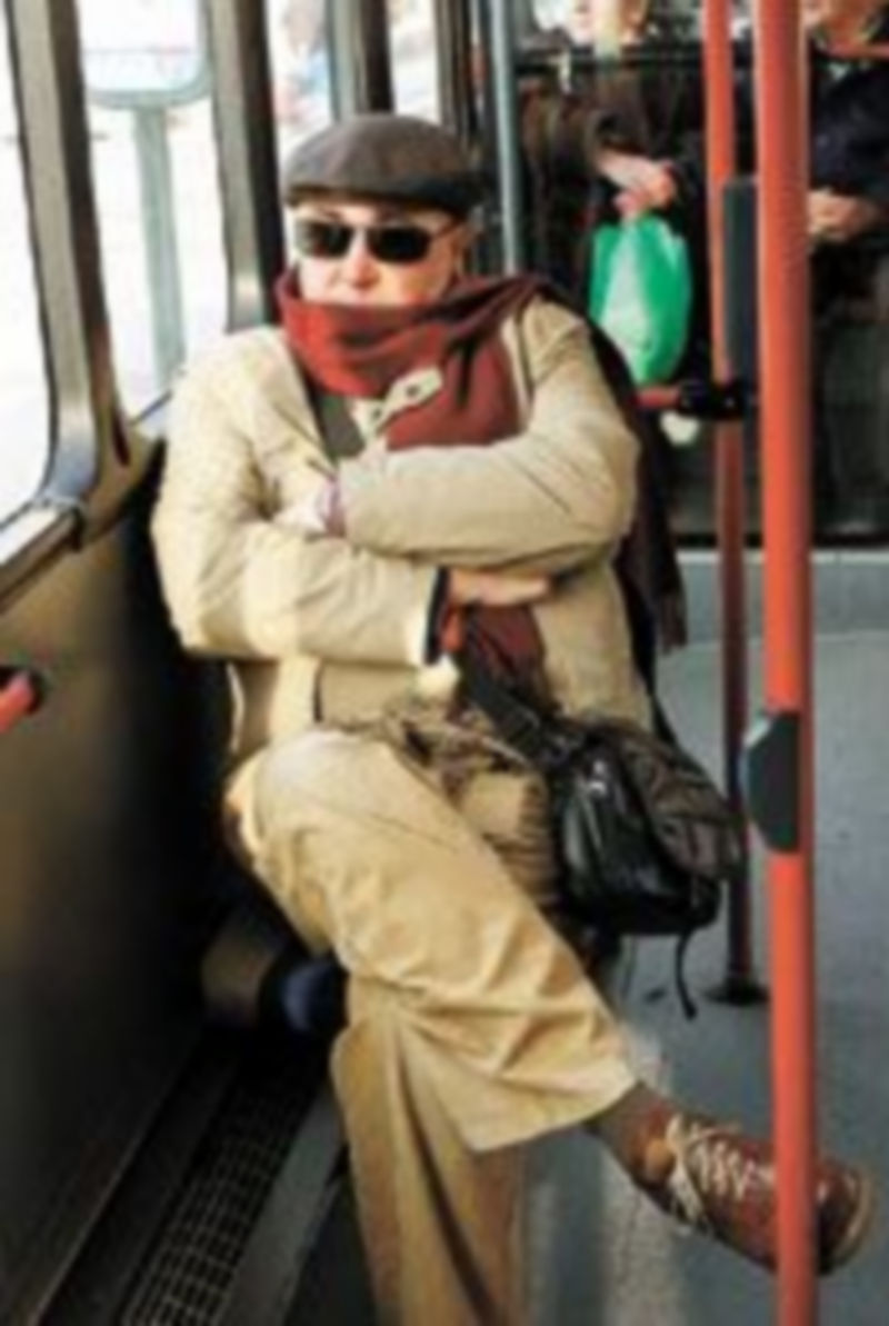 Luis Roldán acudió en transporte público a firmar su libertad definitiva. / Efe