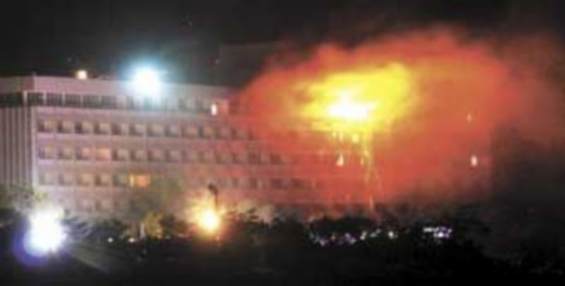 Los asaltantes hacen explotar sus bombas en el interior del Intercontinental en plena madrugada y tras horas de ocupación de las instalaciones. / Efe.