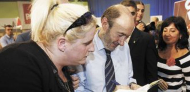 Pérez Rubalcaba firma autógrafos entre sus partidarios y admiradores tras un mitin. / Efe