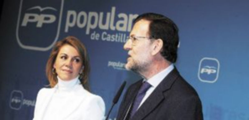 María Dolores de Cospedal escucha atentamente al presidente del Gobierno durante un acto que tuvo lugar en Castilla-La Mancha. / Arturo Pérez.