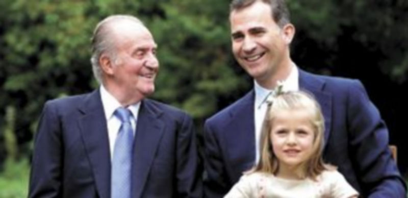 En la página web destaca una fotografía en la que aparecen Don Juan Carlos