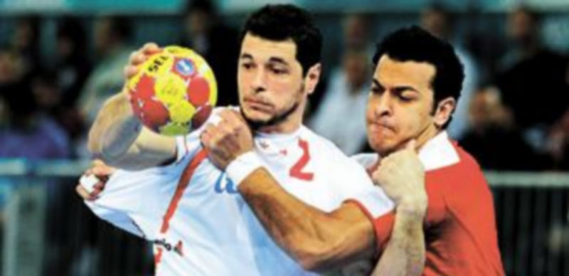 Alberto Entrerríos intenta zafarse de la presión del egipcio Ibrahim Mohamed. / AFP