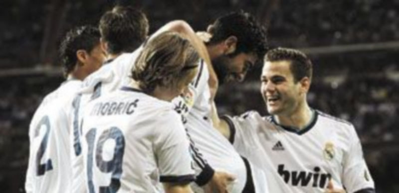 El defensa Raúl Albiol abrió la cuenta del conjunto de Mourinho cuando aún no se había cumplido el minuto tres del encuentro. / Efe