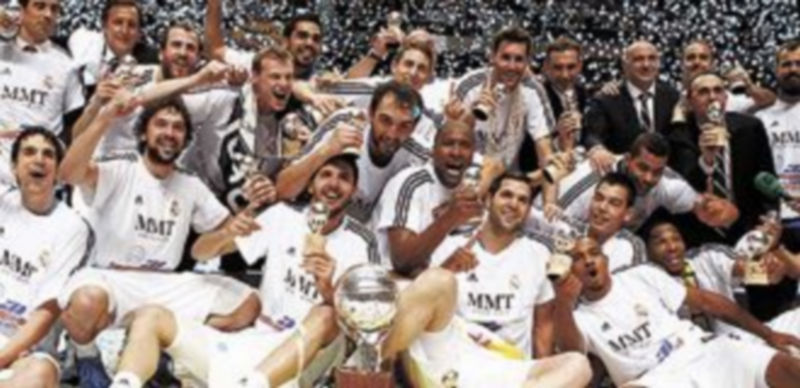 Los jugadores del conjunto ‘merengue’ posan con el trofeo que recogió el capitán Felipe Reyes. / Efe