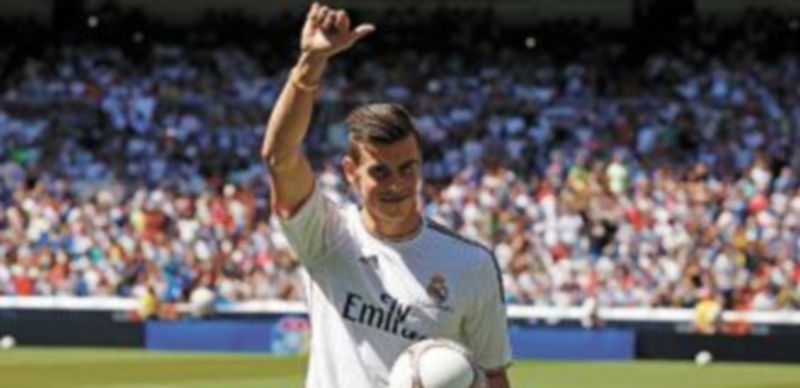 El internacional galés hizo las delicias de los 30.000 aficionados que acudieron a verle al Santiago Bernabéu. / Reuters