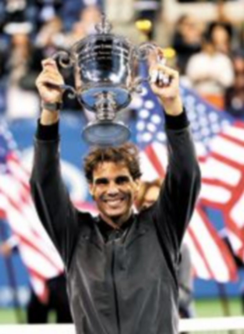 El mallorquín posa con el trofeo conquistado en Flushing Meadows. / Efe