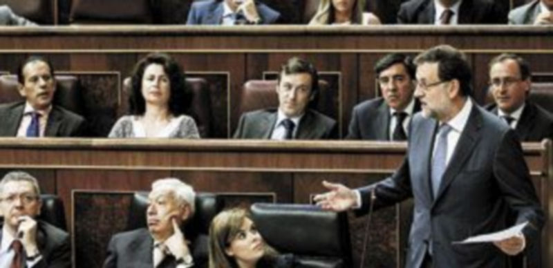 Mariano Rajoy contesta a las interpelaciones de los miembros de la oposición en el Congreso. / Emilio Naranjo (Efe)
