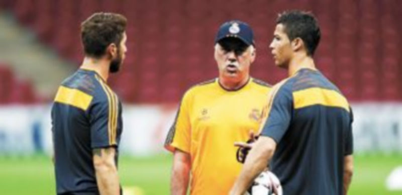 Carlo Ancelotti conversa con Sergio Ramos y Cristiano Ronaldo durante el entrenamiento previo al choque. / Efe