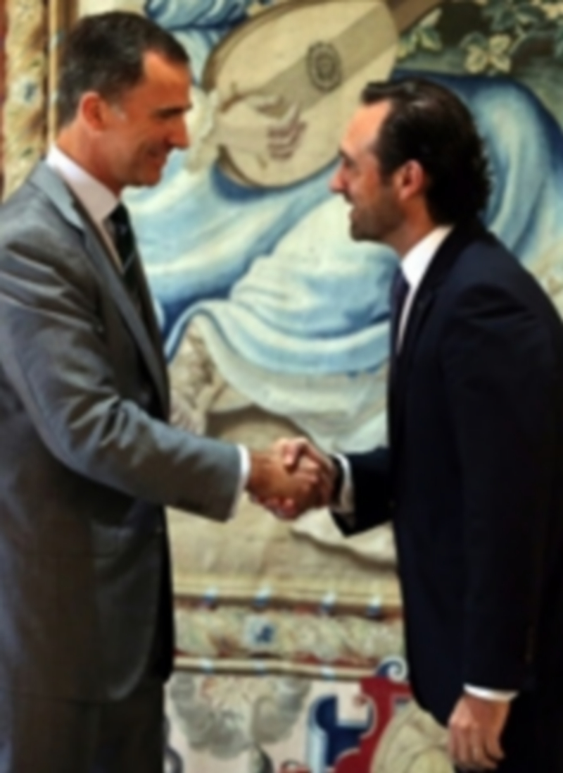 Don Felipe estrecha la mano al presidente de las Islas Baleares