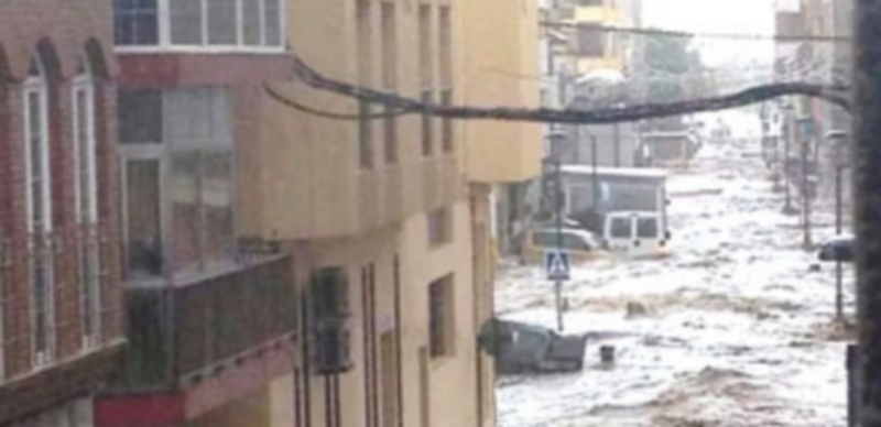 Al menos dos fallecidos tras ser arrastrados por una fuerte riada 1 El fuerte temporal de estos días está causando estragos en diversas poblaciones costeras del sur de España. / EFE