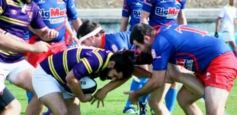 Los segovianos intentan frenar el avance de un jugador del Guadalajara. / EL ADELANTADO