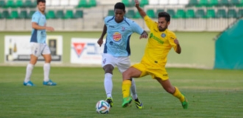 Alex intenta desplazar el balón lejos de la presión del atacante del Getafe B en un momento del partido. / Kamarero