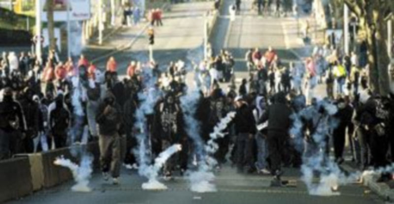 Las calles de numerosas ciudades francesas continúan siendo el escenario de enfrentamientos entre estudiantes y Policía. / EFE